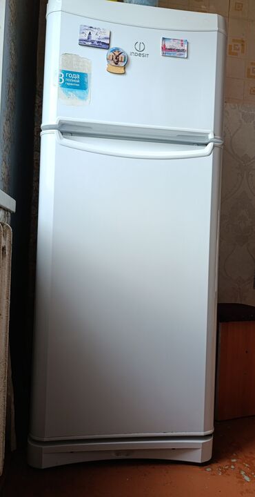 продаю двухкамерный холодильник: Холодильник Indesit, Б/у, Двухкамерный, 145 *