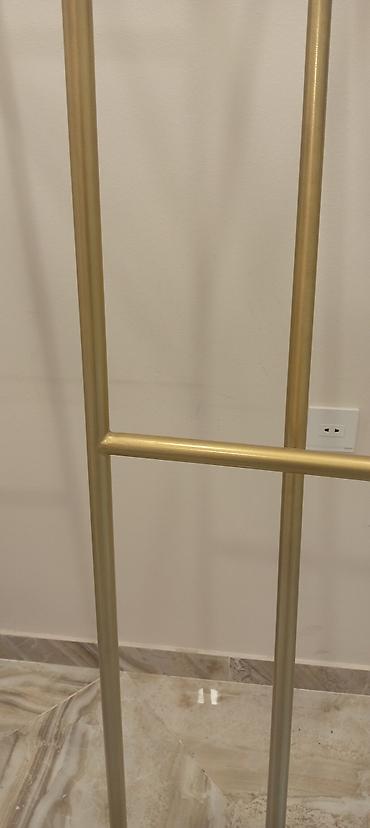 Digər mebel: Mağaza üçün paltar stendi (qızılı metal vitrin) Mağaza və butiklər — 1