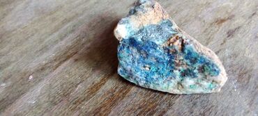 Kristali i minerali: Prirodni mineralni uzorak sa grubom, nepravilnom formom. Odlikuje se — 12