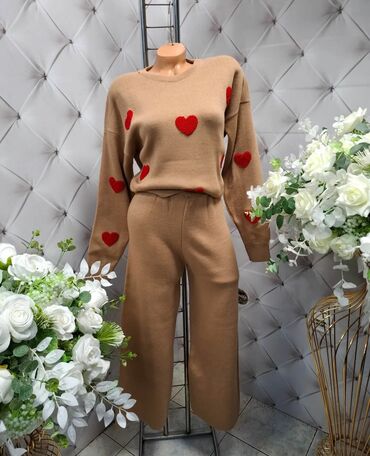 Kompleti: Ženski pleteni komplet – džemper i pantalone sa motivima - Model — 5