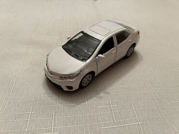 Avtomobil modelləri: Ağ rəngli mini avtomobil modeli (SUV tipli) - Material: metal və — 15