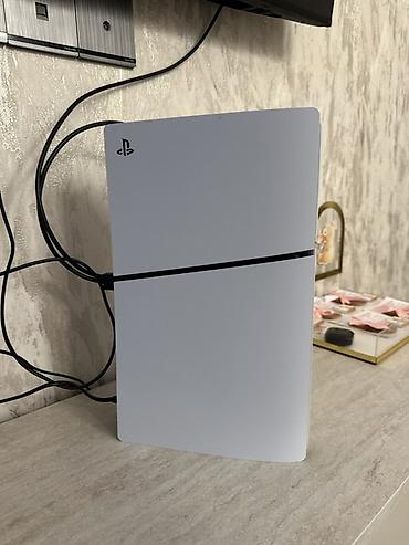 3d panel: PlayStation 5 konsolu - Model: PS5 (diskli versiya) - Rəng: Ağ-qara - — 3