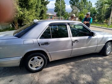 мерседес 1994: Mercedes-Benz 220: 1994 г., 2.2 л, Механика, Бензин