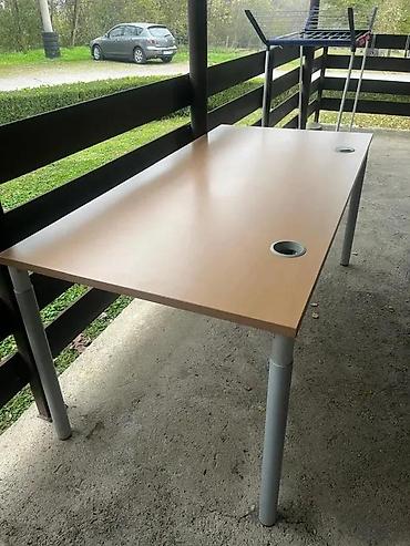 ikea ormari za sobu: Radni sto sa metalnim nogama i provodnicima za kablove - Prostrana — 1