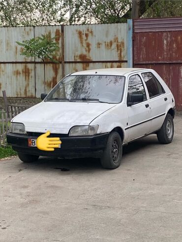 машина в рассрочк: Ford Fiesta белого цвета, 1.8 дизель 5ступка. Автомобиль имеет черный