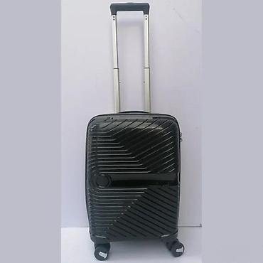 Putni koferi i torbe: Crni čvrsti kofer sa teksturiranim dizajnom, idealan za putovanja — 1