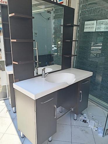 Hamam üçün lavabo və mebel dəsti - İntegrə lavabo ilə geniş ağ tezgah
