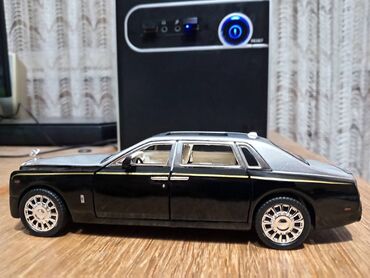 Figurice i makete: Nov metalni model automobila Rols Rojs Fantom. Pale mu se prednja i — 4