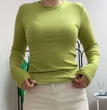 Блузки: - Универсальная база: сочетается с лонгсливами, свитерами и рубашками — 7