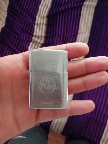 Zippo markalı, fırçalanmış dəmirdən hazırlanmış bu yandırıcı, etibarlı