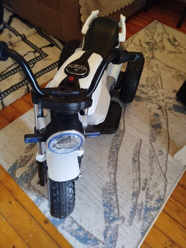 rc car: 7 yaşa kimi uşaqlar üçün üstündə adaptor verilir akkumulyatoru yoxdu