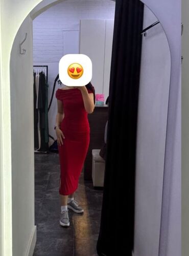 красное платье в пол с разрезом: Кече көйнөгү, Коктейл, Жеңдери жок, M