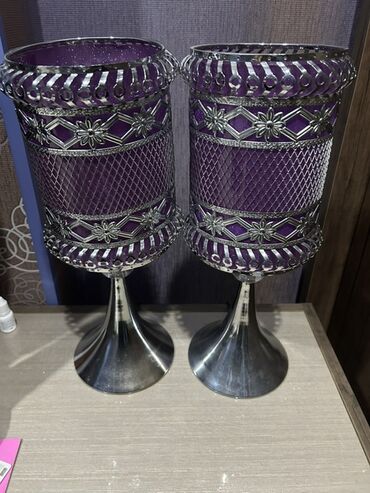 вазы из цветного стекла: Bənövşəyi şabaşurla bəzədilmiş 2 ədəd masaüstü dekorativ Dəst yalnız 2