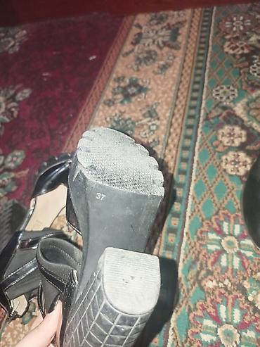 Basanoşka və səndəllər: Qadın sandaleti – qara rəng, 37 ölçü - Açıq burunlu dizayn, parlaq — 3