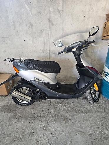 minus disk: Honda Dio skuter. Gümüşü və tünd boz rəng kombinasiyasında, kompakt — 4