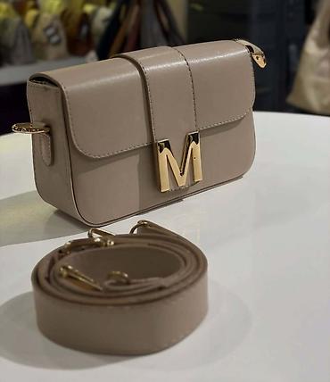 Torbe: Ženska crossbody torba sa metalnim slovom “M” - Model: pravougla — 7