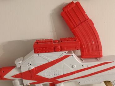игрушичный пистолет: Бластер Nerf Fortnite TS-R, выполненный в стиле популярной видеоигры