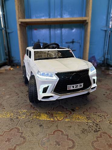 Детский электромобиль, выполненный в стиле внедорожника Lexus