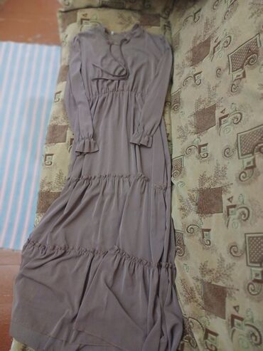 женские кружевные бюстгальтеры: Uzun, romantik üslubda qadın paltarı. - Rəng: tozlu bənövşəyi/boz ton