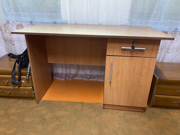 ами мебель прикроватные тумбочки: Письменный стол, Б/у