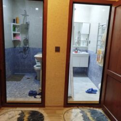 Uzunmüddətli kirayə mənzillər: 2 otaqlı tam əşyalı Kirayə ev verilir.Ev Qara Qarayev tərəfdədir.2 ci — 5