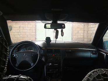 bmw 320 1996: Mercedes-Benz E 220: 2.2 l | 1999 il Sedan — 5