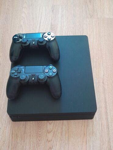 PS4 (Sony Playstation 4): Playstation 4 slim 500gb Sistem versiya 9.00 proşivkalı İki oriqinal