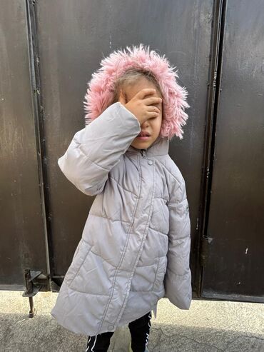 Верхняя одежда: Детские верхние одежды для девочек Б/У очень хорошем состоянии всё по — 18