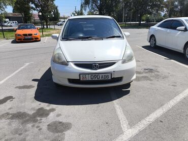 авто с последующим выкупом фит: Белый хэтчбек Honda Fit с компактным дизайном, идеально подходящий для