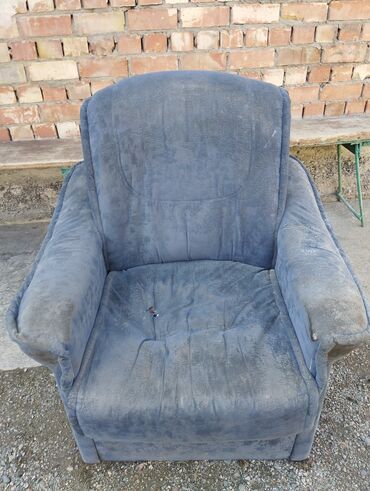 синий диван и 2 кресла: Две старые кресла для мебели