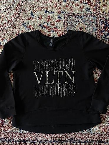 Черный женский свитшот с декором стразами и надписью «VLTN» на груди