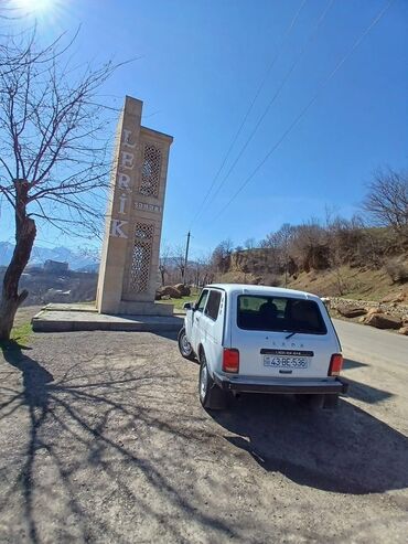 VAZ (LADA): Lada Niva 4x4 (VAZ 2121) – ağ rəngli, 3 qapılı off-road SUV. Tam — 6