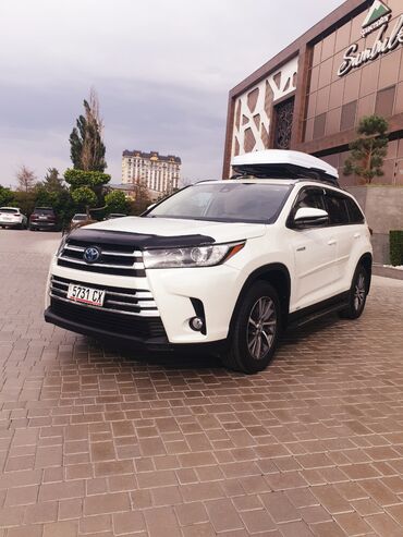 аутлендер оутлендер аиртрек айртрек: Белый гибридный внедорожник Toyota Highlander, оснащенный