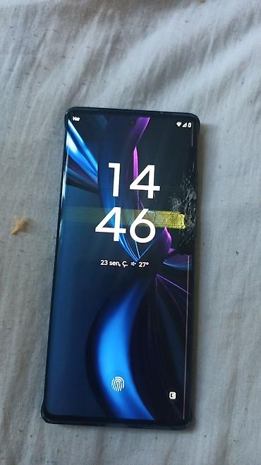 Smartfon – tam ekranli, ön kamera üçün mərkəzdə puncture (delik) tipli