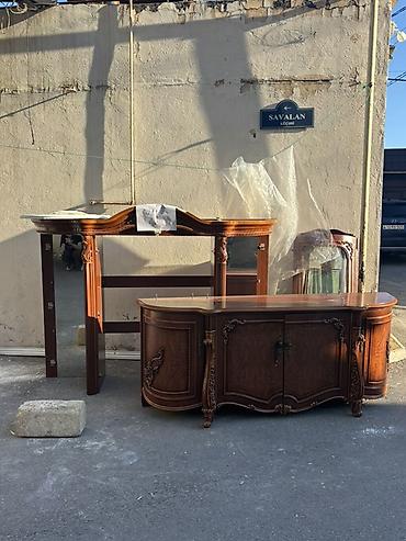 Klassik üslubda qonaq otağı üçün dəst – konsol, böyük güzgü çərçivəsi