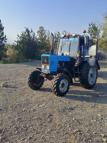 Traktorlar: Belarus 82.1 traktor - 4x4 (ön aparıcı) təkər formulu - Kabinli — 2