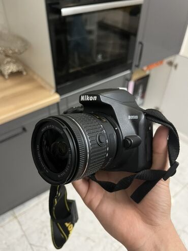 Фотоаппараты: Зеркальный фотоаппарат Nikon D3500 черного цвета. Компактный и легкий