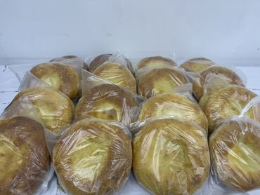 Кондитерские изделия, сладости: Свежая выпечка ручной работы, представленная в нескольких видах — 12