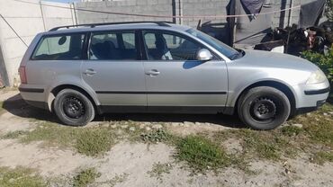 коробка на ипсум: Автомобиль Volkswagen Passat Variant серого цвета, универсал, оснащен
