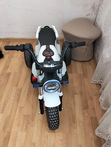 elektro muravey: Uşaq elektrik motosikleti – 3 təkərli - Rəng: ağ/qara - 3 təkərli — 4