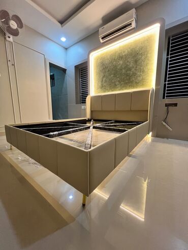 спинка для кровати: Современная мягкая парящая кровать с высоким изголовьем и