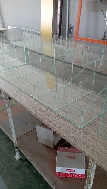 Mebellərin yığılması: Konfet və çərəz üçün vitrinlər sifarişlə hazırlanır — 14