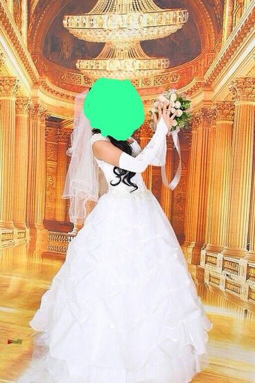 пышные свадебные платья со шлейфом: Свадебное платье цвета айвори/белого с золотистой отделкой. - Силуэт