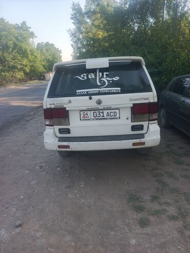 купить запчасти опель омега б: SsangYong Musso, внедорожник белого цвета. На заднем стекле имеются