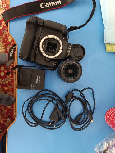 сумки для фотоаппарата: Продаю фотоаппарат canon 650D + кит объектив 18-55мм + блок для 2-ух