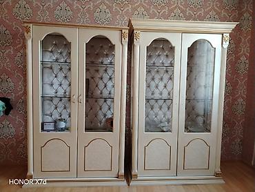şuşə dolab: Klassik üslubda iki hissəli vitrin/dolab dəsti. - Rəng: krem-ağ — 1