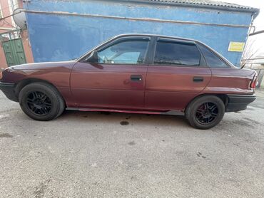 Opel: Opel Astra F sedan - Kuzov: 4 qapılı sedan, tünd qırmızı rəng - — 4