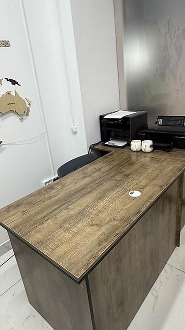 офисные мебели: - Письменный/рабочий стол 3 шт из ЛДСП под натуральное дерево с — 1