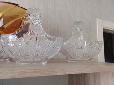 Süfrə ləvazimatları: Çexin Xrustal karzinkaları, konfet qabları. İşlənməyib. 1-i 40 manata