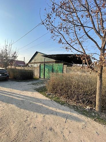 Продажа коттеджей и домов: 🏡 Продаётся дом в ж/м Ак-Бата 📍 До главной дороги — 400 м (асфальт) — 3